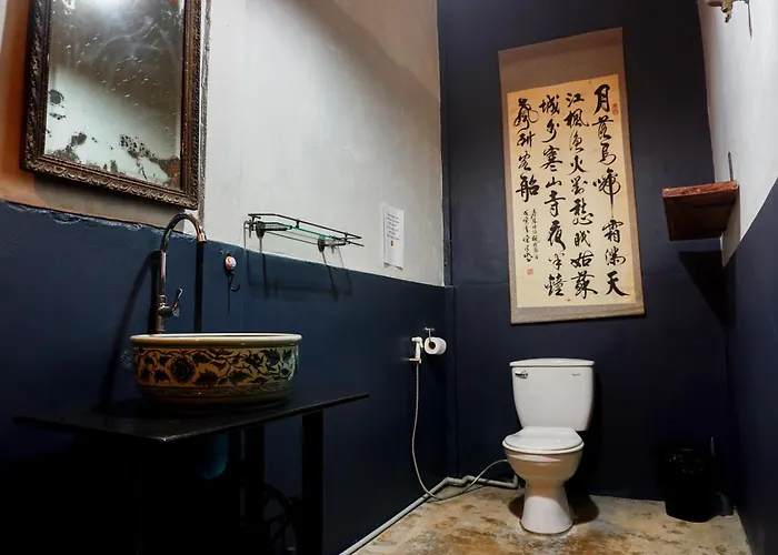 Colonial Shophouse With Terrace In Chinatown *