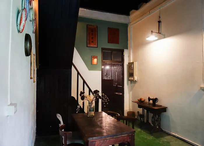 Colonial Shophouse With Terrace In Chinatown Bangkok