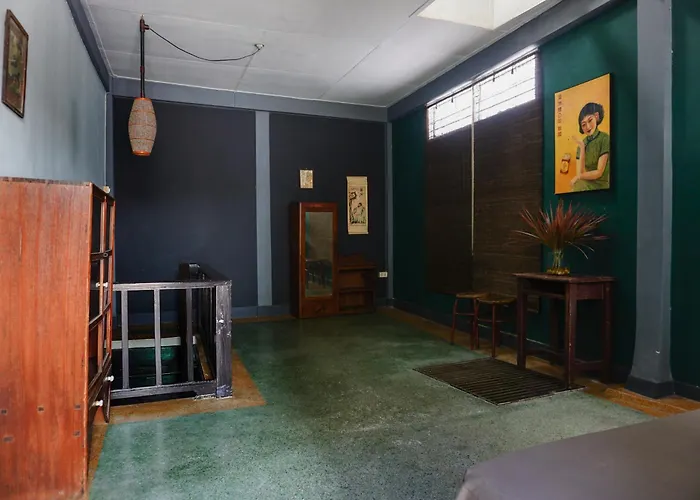 Colonial Shophouse With Terrace In Chinatown *
