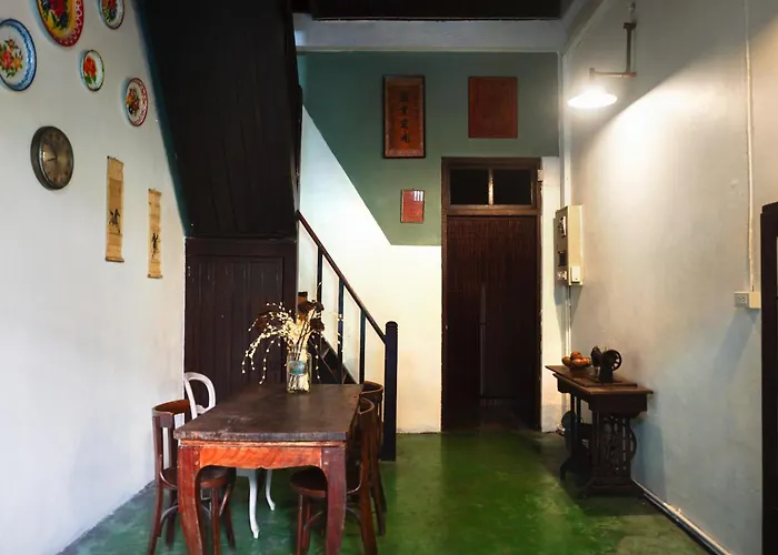 Colonial Shophouse With Terrace In Chinatown